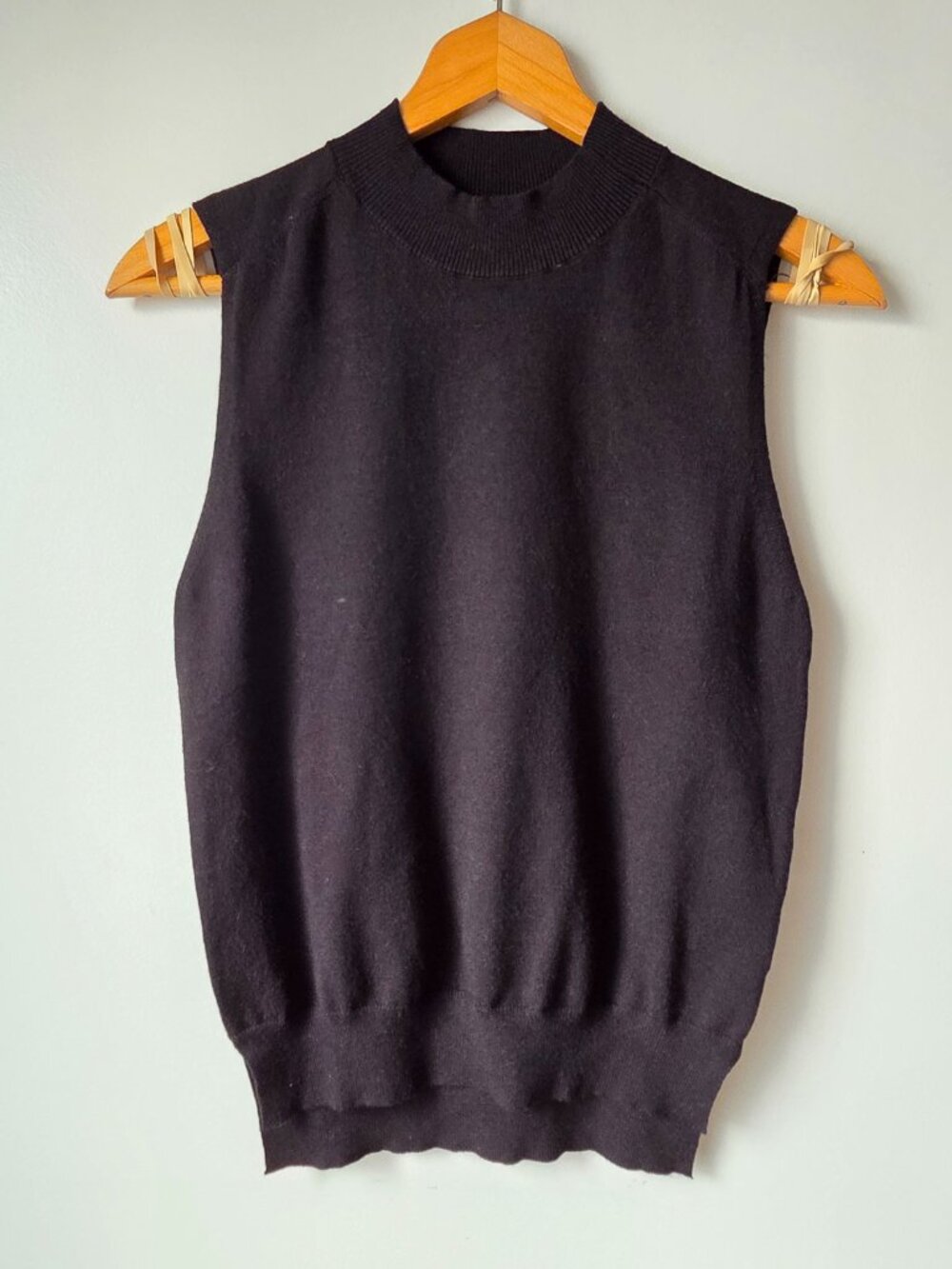 EUC LA MIEL BLACK MOCK NECK SLEEVELESS SWEATER TOP SIZE SMALL